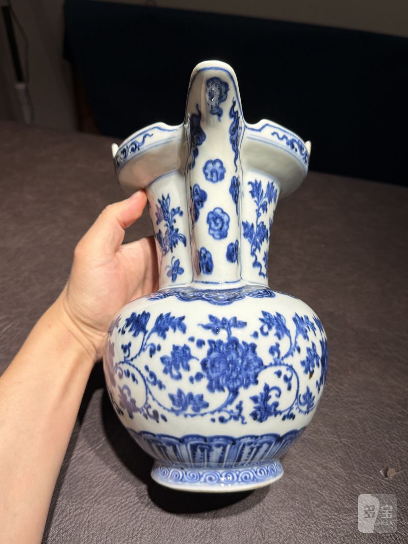 清乾隆 青花缠枝花卉纹僧帽壶 - 图6